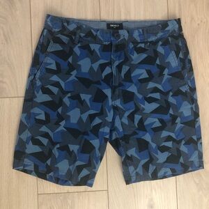 H&M men’s shorts in abstract camo blue and black. Size 30” waist slim fit.